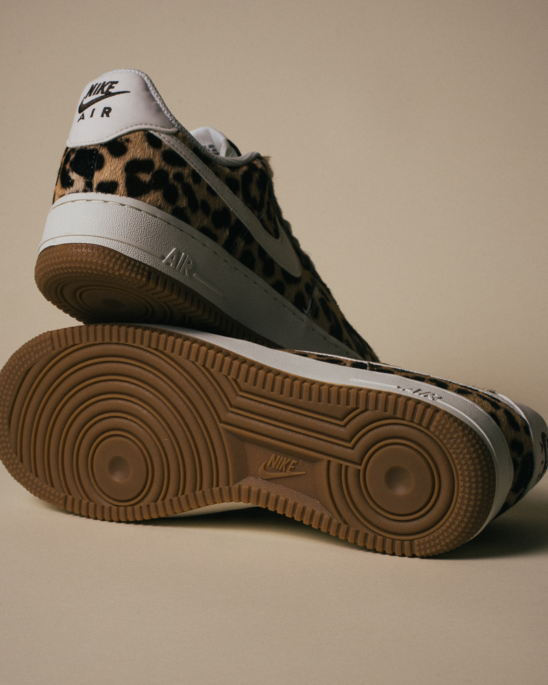 Nike Air force 1 leoard print vue de profil